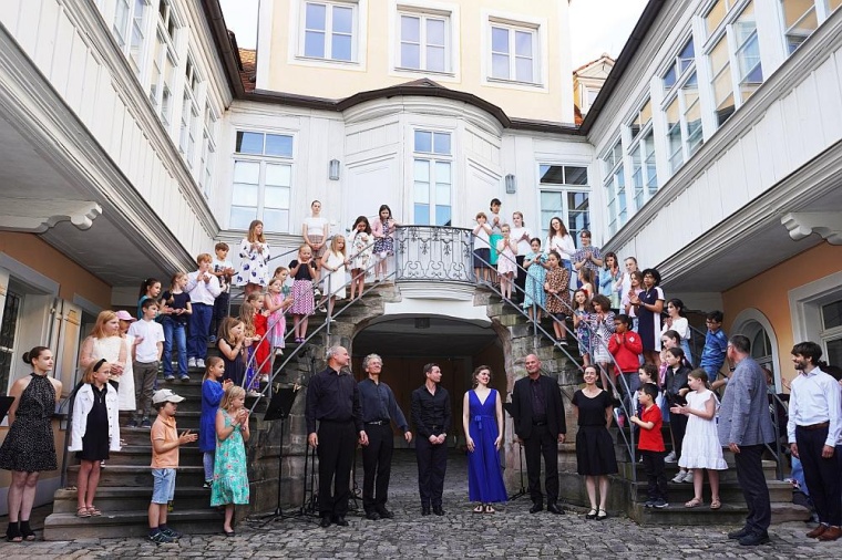 Künstler des Staatstheaters Nürnberg traten beim Baustellenkonzert der...