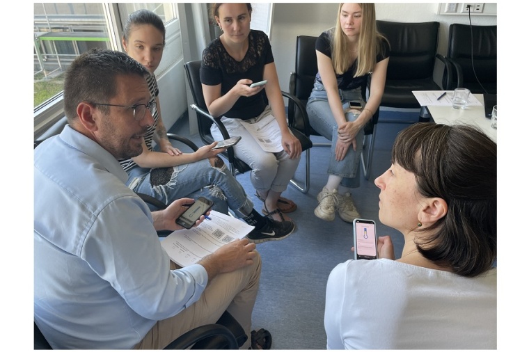 Projekteiter Priv.-Doz. Dr. Alexander Wünsch bespricht mit den Teilnehmern des...