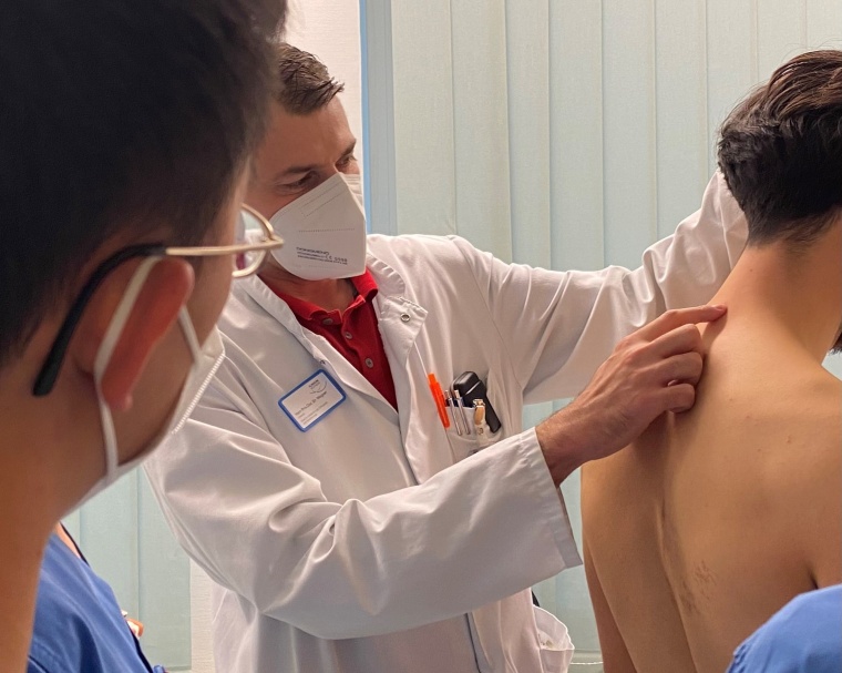 Praktische Ausbildung am Klinikum Wolfsburg: Der Chefarzt der Klinik für...