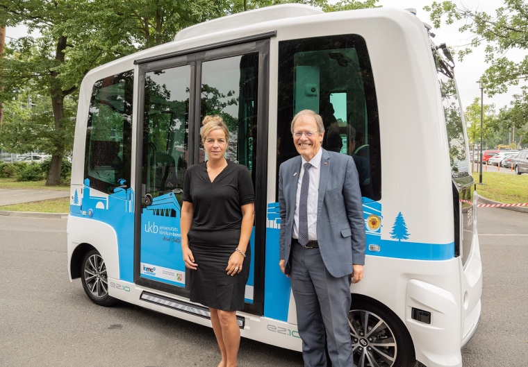 (v.l.n.r.) Mona Neubaur, Ministerin für Wirtschaft, Industrie, Klimaschutz und...