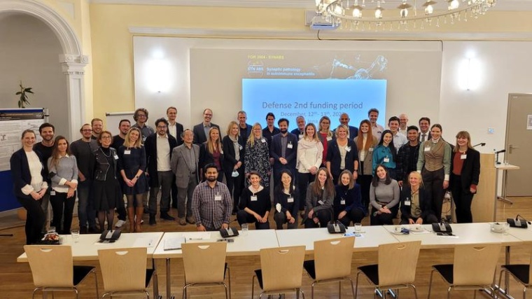 Das Team der SYNABS-Forschungsgruppe bei der Vor-Ort Begutachtung. Foto:...