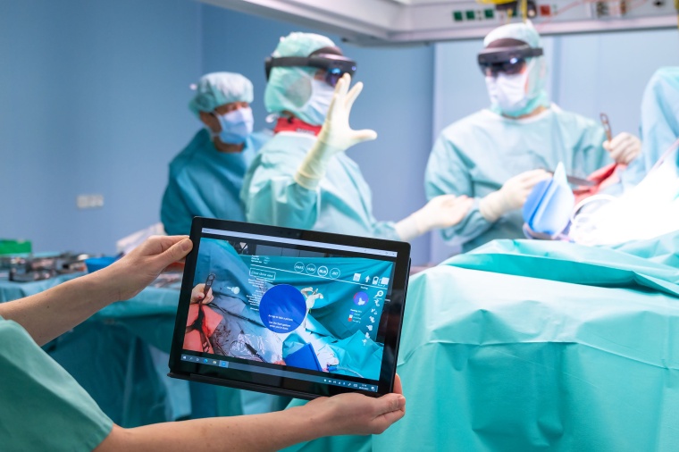 Prof. Dr. Matthias Aurich und sein Team setzen bei der operative Rekonstruktion...