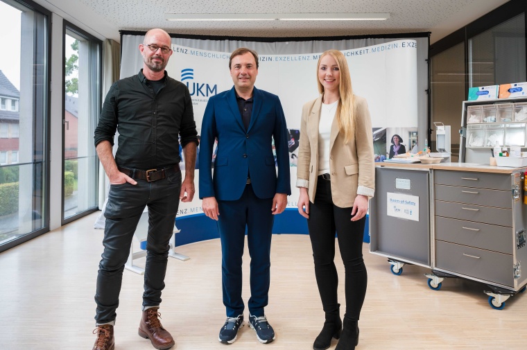 Prof. Alex W. Friedrich (Mitte), Ärztlicher Direktor und Vorstandsvorsitzender...