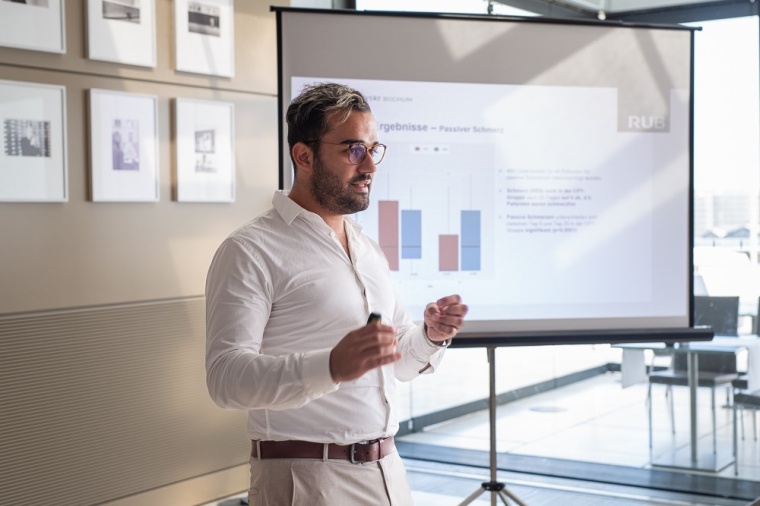 Nessr Abu Rached präsentiert die vorläufigen Studienergebnisse bei einer...