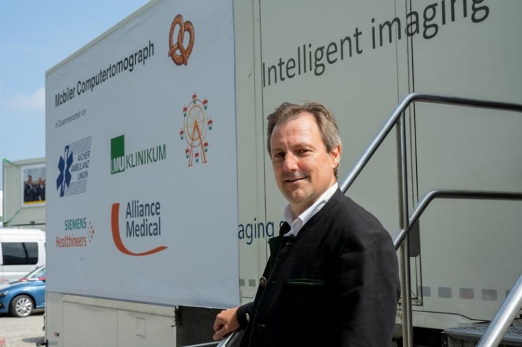 Dr. Wilhelm Flatz, Oberarzt an der Klinik und Poliklinik für Radiologie des...