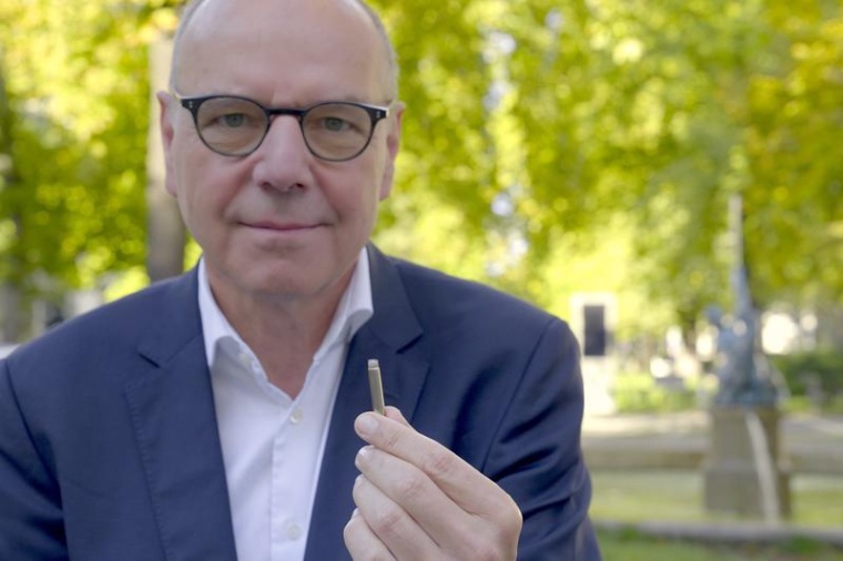 Prof. Dr. Gerhard Hindricks, Leiter der DHZC-Rhythmologie, mit einem Modell des...