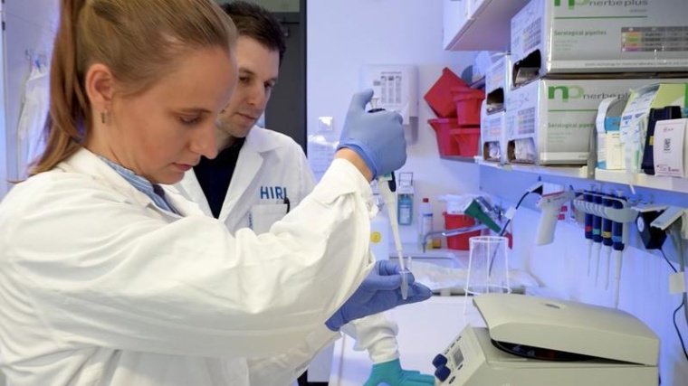 Neue Erkenntnisse zu SARS-CoV-2: Jun.-Prof. Mathias Munschauer mit Doktorandin...