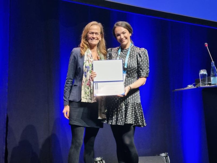 Laudatorin Prof. Tina Vilsbøll, Dänemark, überreicht die Rising Star-Urkunde...