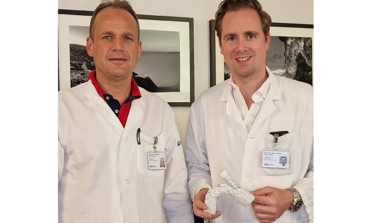 Die beiden Operateure Prof. Dr. med. Alexander Zimmermann und PD Dr. med....