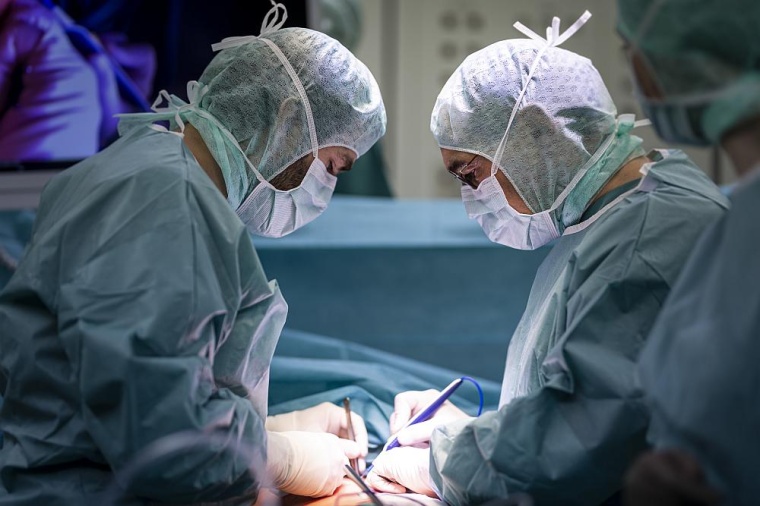 Dr. Rainer Sätzler (rechts) bei einer Lungen-OP im Klinikum Stuttgart. Foto:...