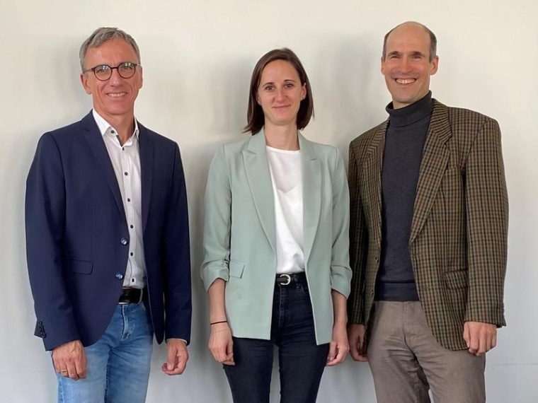 Prof. Dr. Mirjam Peters mit Prof. Dr. Sven Dieterich (l., stellv. Präsident HS...