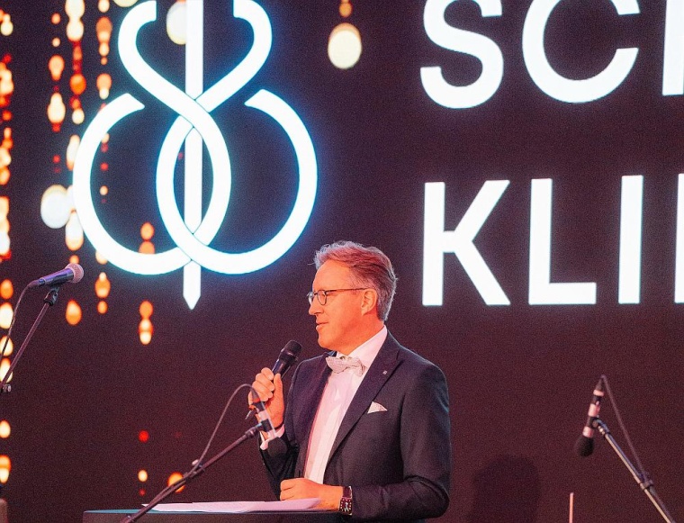 Im Rahmen der Feier zum 50. Geburtstag der Schüchtermann-Klinik dankte Prof....