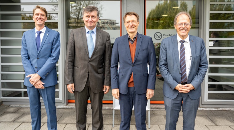 (v. l.) Prof. Nico Mutters, Prof. Walter Bruchhausen, Ehrengast Prof. Karl...