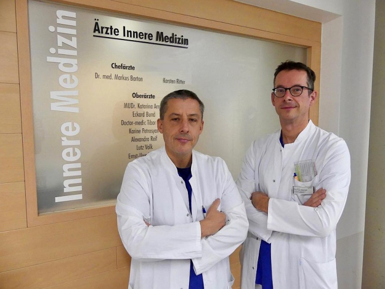 (V. r.): Dr. med. Markus Barton und Karsten Ritter sind die neuen Chefärzte...