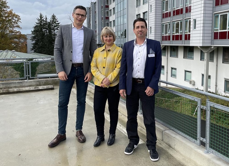 Regionalgeschäftsführer Florian Aschbrenner (links) freut sich Claudia...