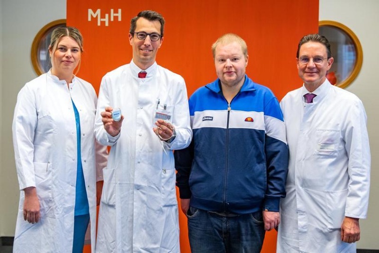 Freuen sich über den erfolgreichen Eingriff: PD Dr. Jasmin Hanke, Professor...