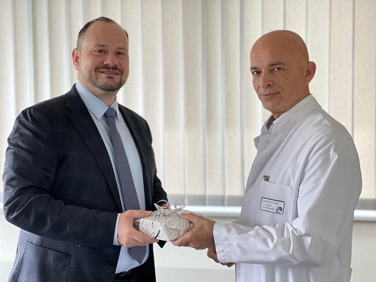 Geschäftsführer und Konzernvorstand Matthias Adler (l.) gratuliert Dr. Erich...