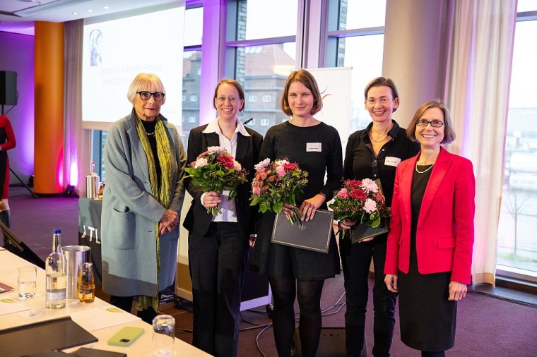 Die Preisträgerinnen und Laudatorinnen der...