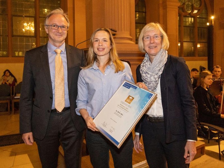 Röntgenpreisträgerin Merle Röhr (Mitte) mit ihrem Laudator Frank Würthner...