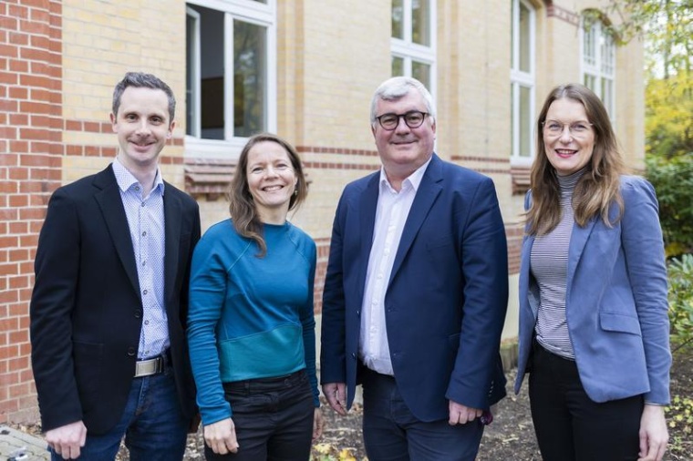 (v.l.): Das Forschungsteam aus dem Institut für Sozialmedizin und...