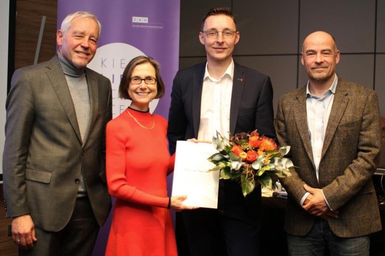 Prof. Manuel Liebeke (2.v.r.) trägt seit gestern den Titel eines SH...