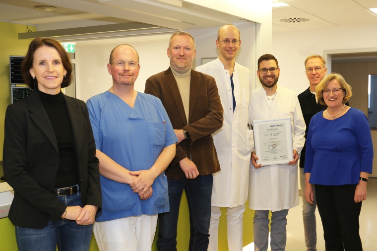 Von links: Freuen sich über die erneute Zertifizierung: Katja Streckbein,...