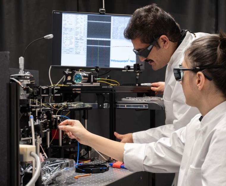 Arsham Hamidi und Ferda Canbaz im Laserlabor. Foto: Universität Basel,...