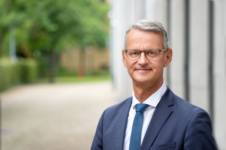 Dr. Gerald Gaß vor dem Gebäude der DKG.
Foto: DKG /Lopata