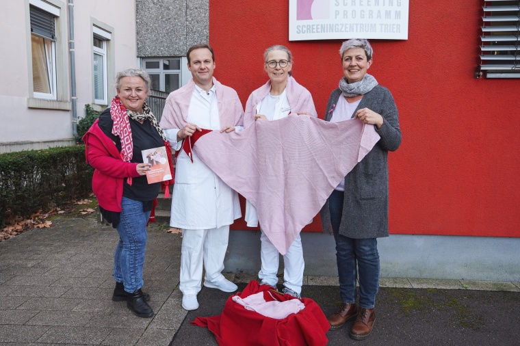 Umarmungstücher für Brustkrebspatientinnen Foto: Klinikum Mutterhaus der...