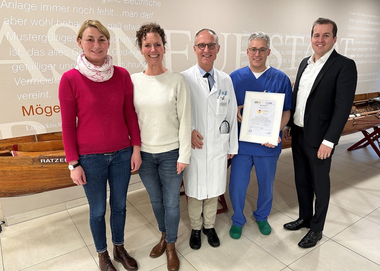 Geschäftsführer Dr. Christian Frank und die QM-Beauftragten Maya Brand und...