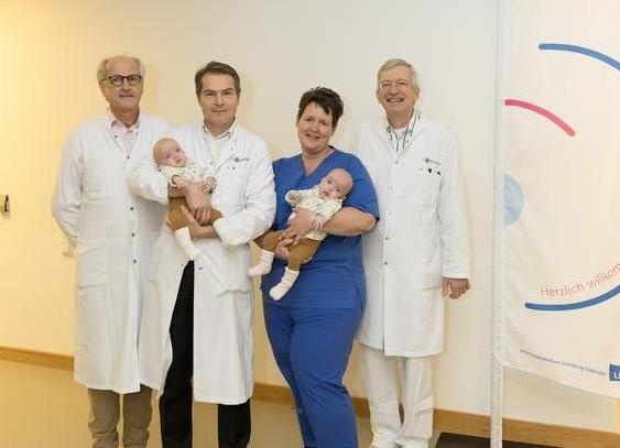 Erfolgreiche Geburt und Trennung von verbundenen Zwillingen im UKE: v.l. Prof....