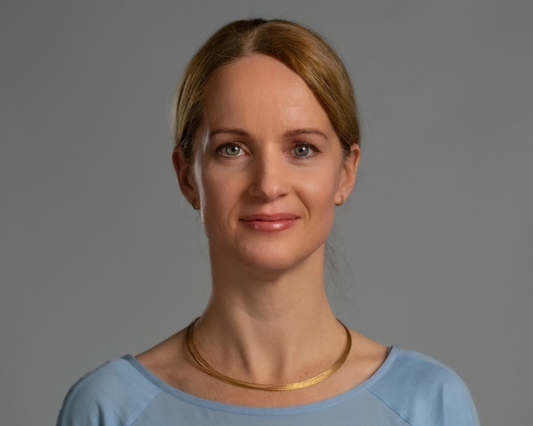 Neurochirurgin ergänzt Universitätsmedizin