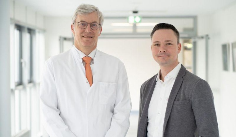 Jan Jakobitz, Klinikgeschäftsführer (rechts) mit Prof. Dr. med. Oliver...