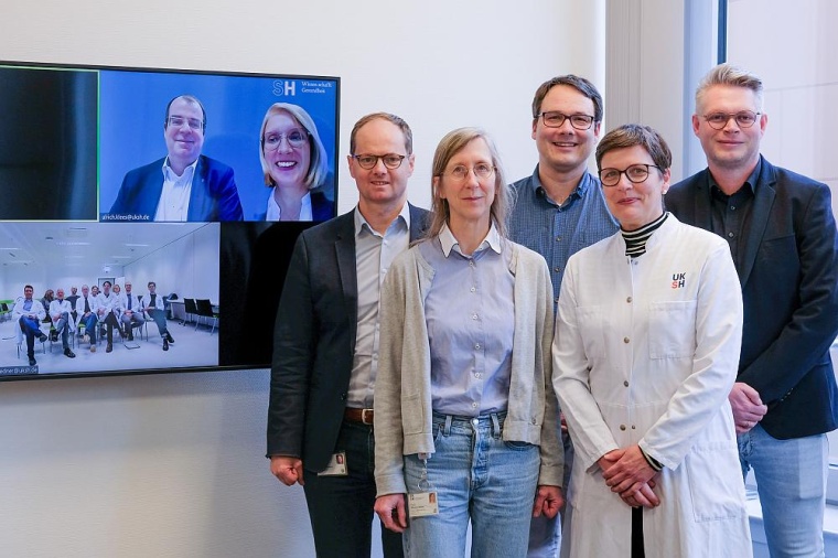 Auf dem Bildschirm: Ulrich Klees, kaufmännische Geschäftsleitung des ZPM und...