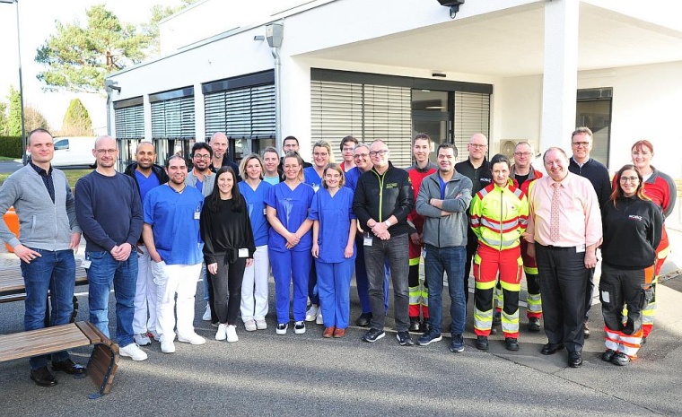 Zufriedene Gesichter bei Teilnehmenden und Ausbildenden nach einem...
