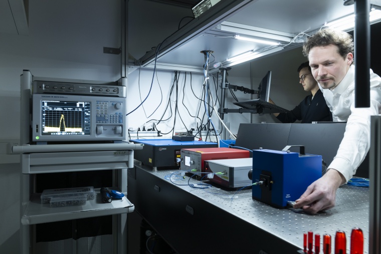 (von links): Dr. Bennet Fischer und Prof. Dr. Mario Chemnitz aus der...