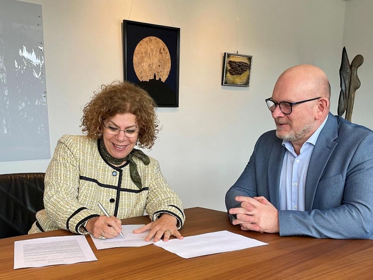 Landrat Frank Matiaske und Abir Giacaman, künftige Geschäftsführerin der...