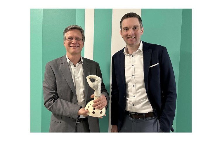 Dr. med. Urs Schneider (links) vom Fraunhofer IPA und Dr. rer. nat. Michael...