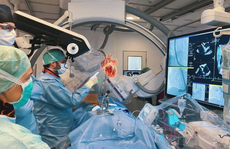 Europa-Premiere: Diese Bildmontage zeigt, wie Oberarzt Dr. Kai Peter Friedrichs...