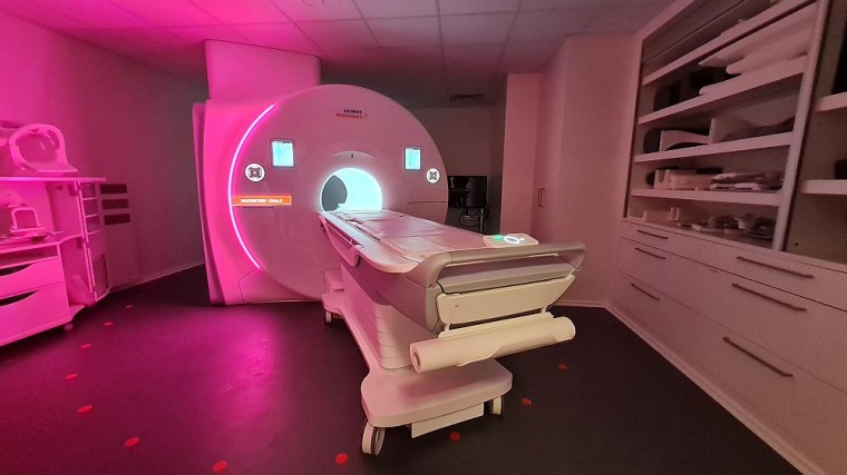 Dieses leistungsstarke MRT-Gerät wird für Studien am UKSH mit speziellen...