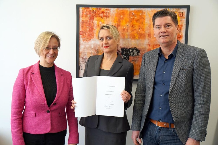 Rektorin Prof. Dr. Angelika Epple (l.) übergibt Prof. Dr. med. Christiane...
