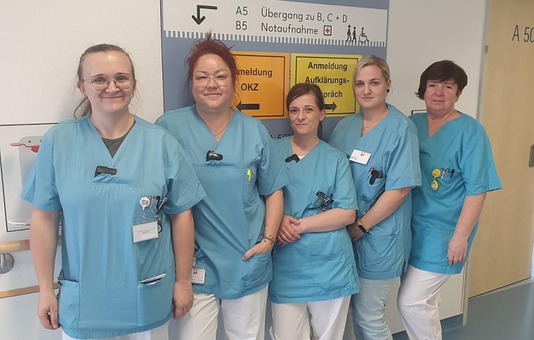 Das Team des Operativen Koordinationszentrums mit Belegungsmanagerin Ramona...