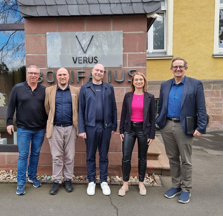 Geschäftsführerin Stefanie Dörfner und das gesamte Team der Verus Bonifatius...
