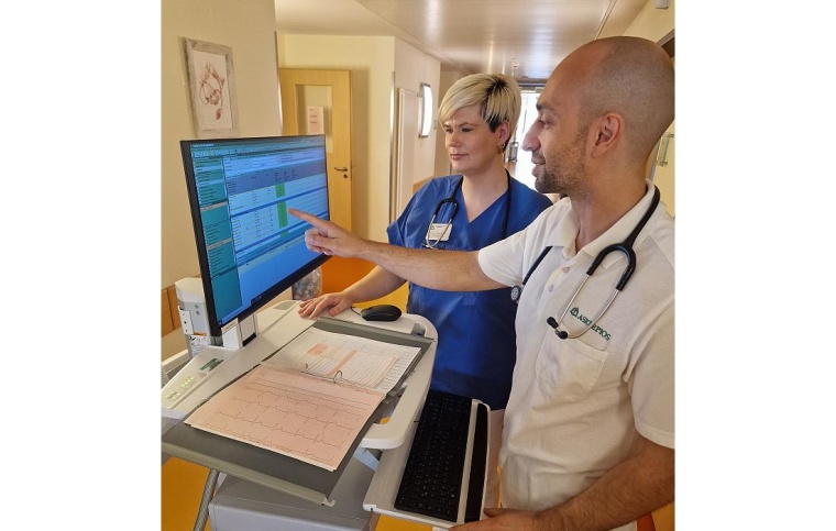 Victoria Brodmann, Physician Assistant, bei der Übergabe durch den...