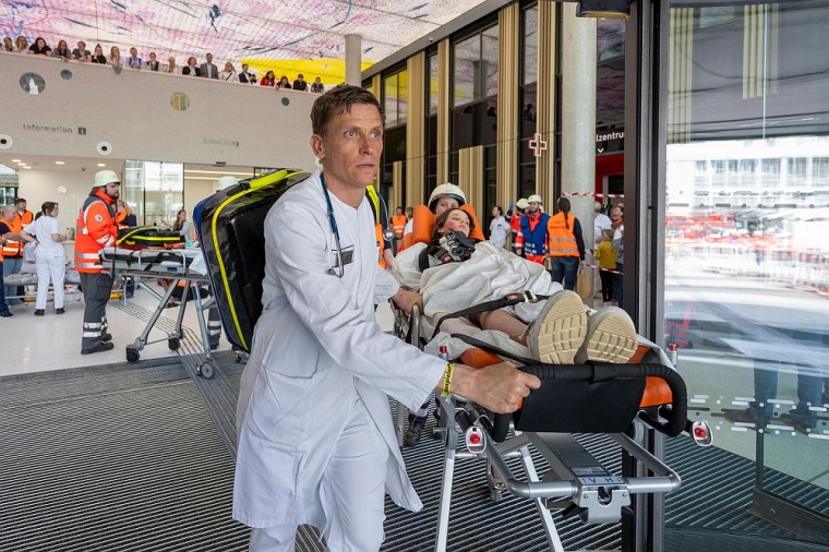 Täuschend echtes Szenario: Ein Arzt begleitet eine kleine Schauspielpatientin...