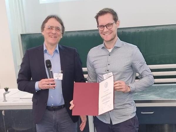 Prof. Roland Seifert (links im Bild) überreicht den Rudolf-Buchheim-Preis der...