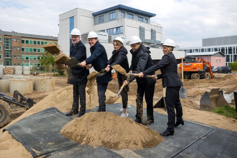 Düsseldorfs Oberbürgermeister Dr. Stephan Keller, Prof. Frank Schneider, Frau...