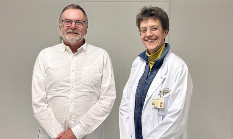 Patient Andreas Herrmann und Katja de With, Leiterin der Klinischen...