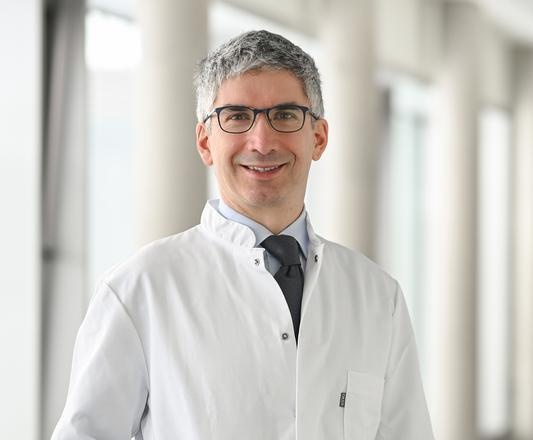 Univ.-Prof. Dr. Dr. med. Peter Charbel Issa leitet seit April 2024 die Klinik...