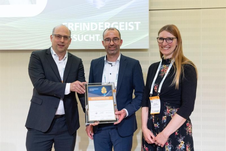 Die Laudatio auf Niklas Beyersdorf (Mitte) und Daniela Langenhorst hielt Dr....